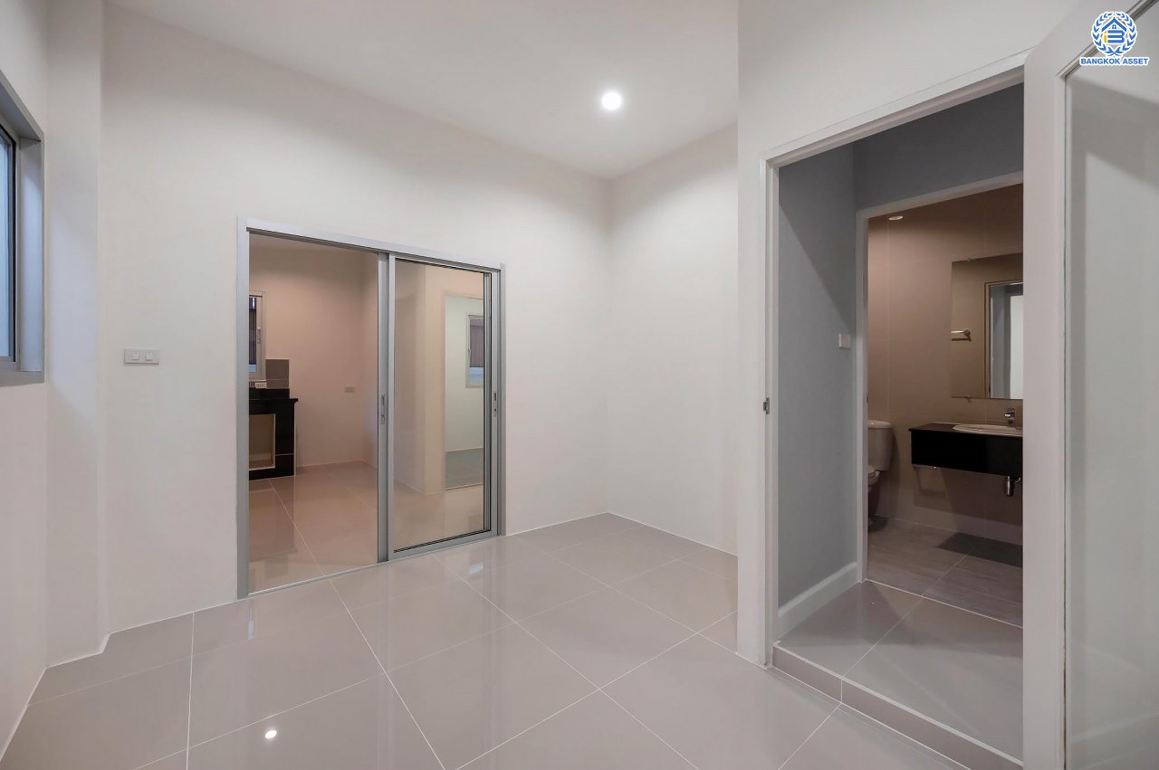 บ้านมือสองตกแต่งใหม่ โครงการ เดอะเวอรีเดียนโฮม กาญจนาภิเษก เนื้อที่กว้าง 86 ตร.ว. ฟังก์ชัน 3 ห้องนอน 3 ห้องน้ำ 1 ห้องอเนกประสงค์ 1 ห้องแม่บ้าน จอดรถได้ 4 จอด บนทำเลดี เชื่อมต่อถนนรัตนาธิเบศร์ ถนนนครอินทร์ ถนนกาญจนาภิเษก ใกล้รถไฟฟ้าสายสีม่วง "สถานีตลาดบางใหญ่" และจุดขึ้นทางด่วน "ศรีรัช"...